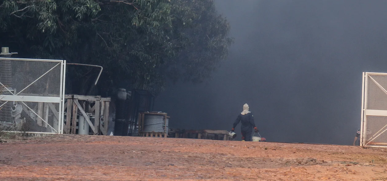 Funcionários tentando conter o fogo na Central da Eletrobras