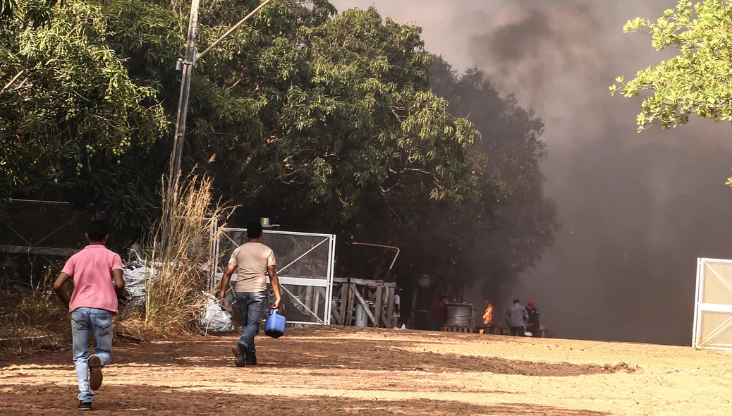 Funcionários tentando conter o fogo