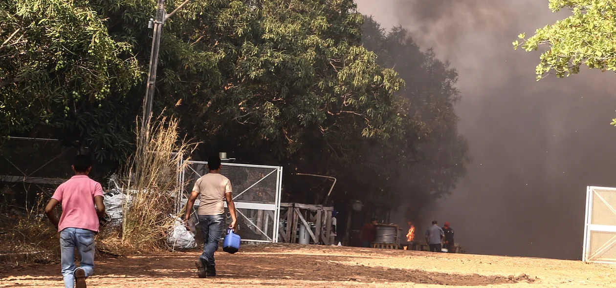 Funcionários tentando conter o fogo