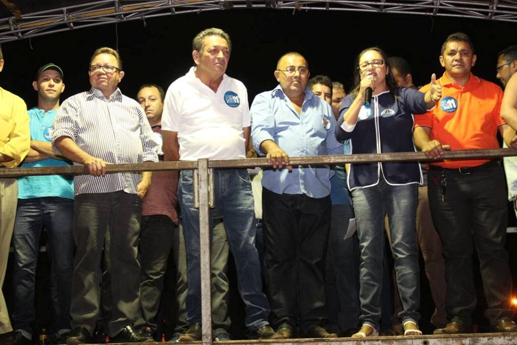 Gil Paraibano participa de comício em Valparaiso