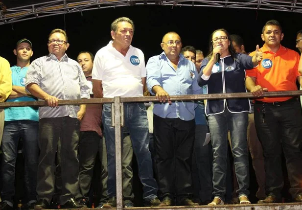 Gil Paraibano participa de comício em Valparaiso