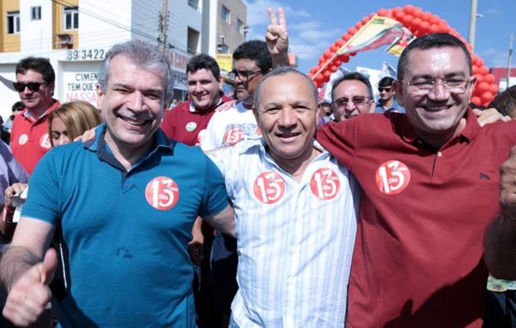 JVC ao lado do Padre Walmir e do candiato a vice, Edilson Carvalho