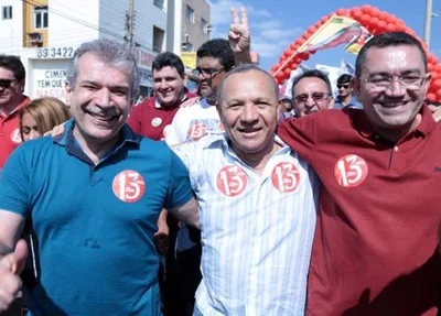 JVC ao lado do Padre Walmir e do candiato a vice, Edilson Carvalho