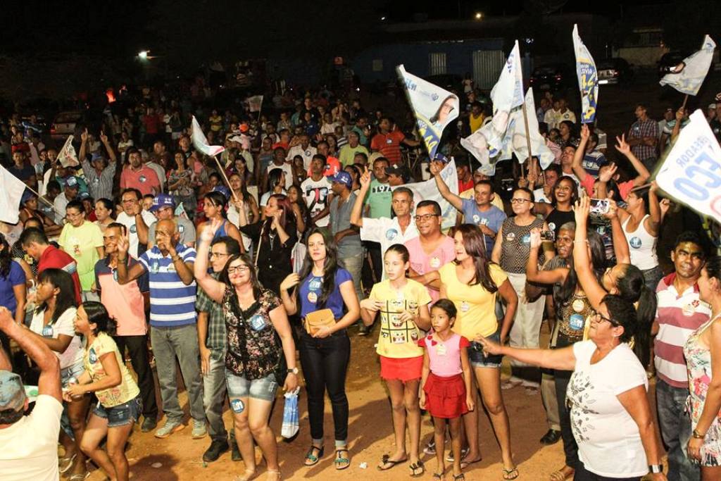 População prestigia comício de Gil Paraibano em Valparaiso