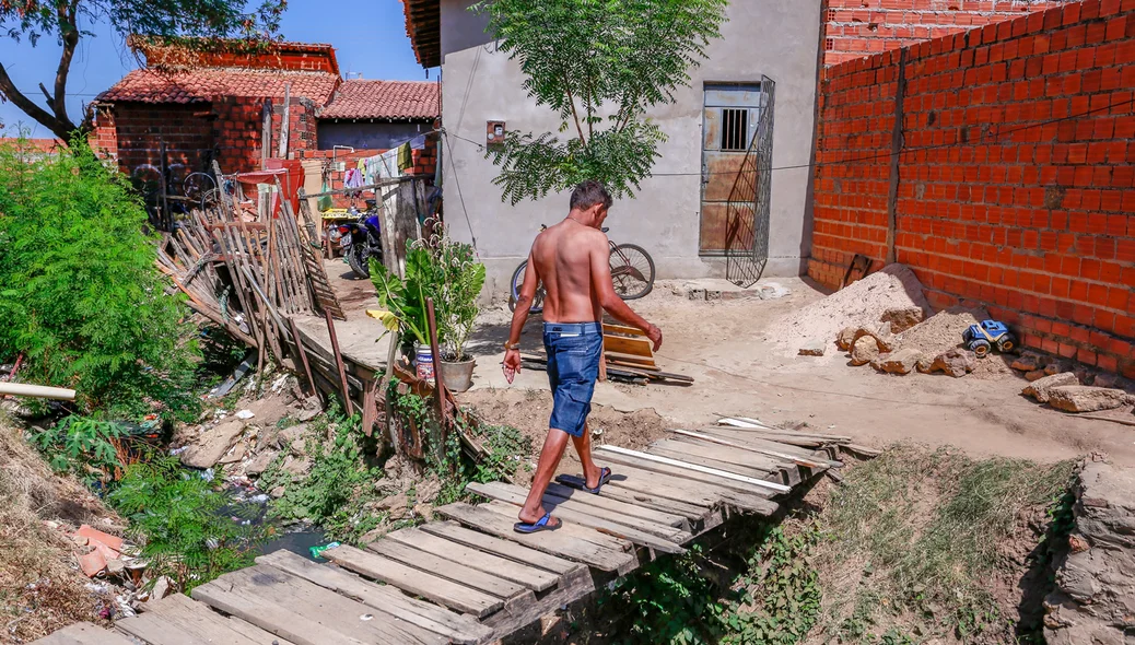 Morador passa todos os dias pela ponte de madeira