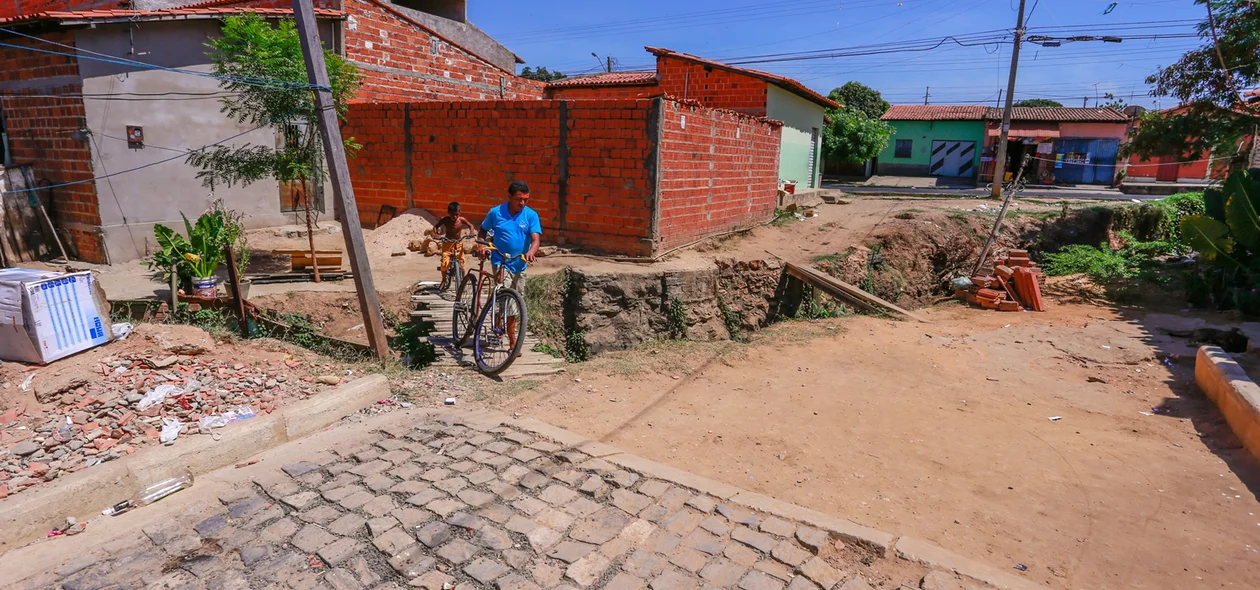 O calçamento  foi feito até metros antes da galeria