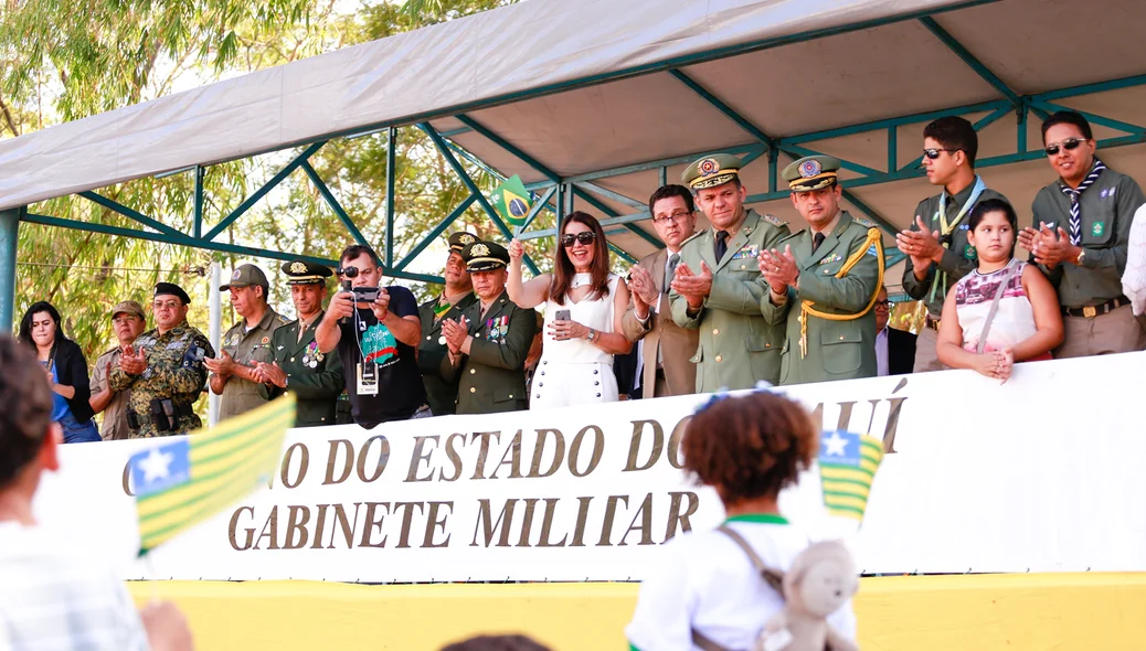 Autoridades prestigiando o desfile