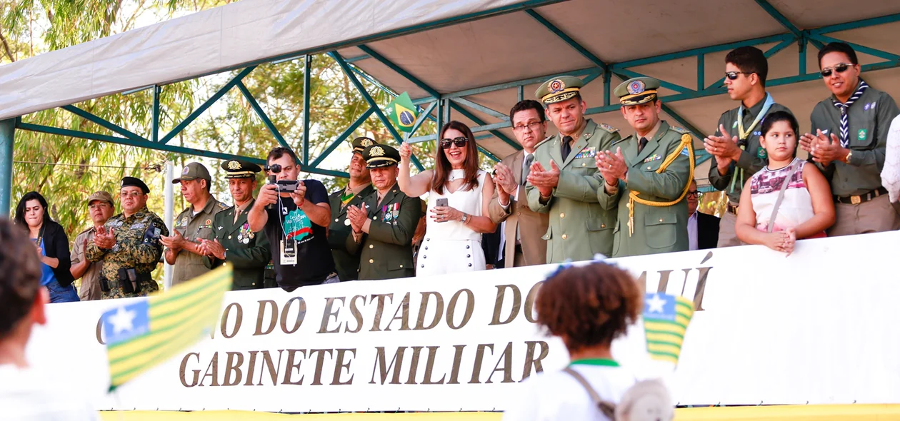 Autoridades prestigiando o desfile
