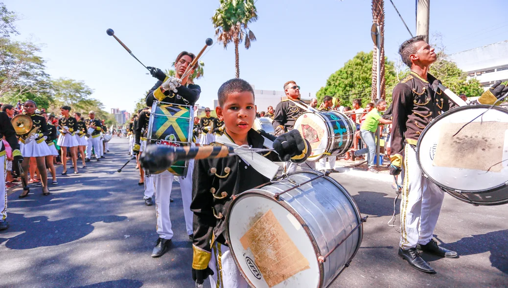 Criança tocando instrumnento musical