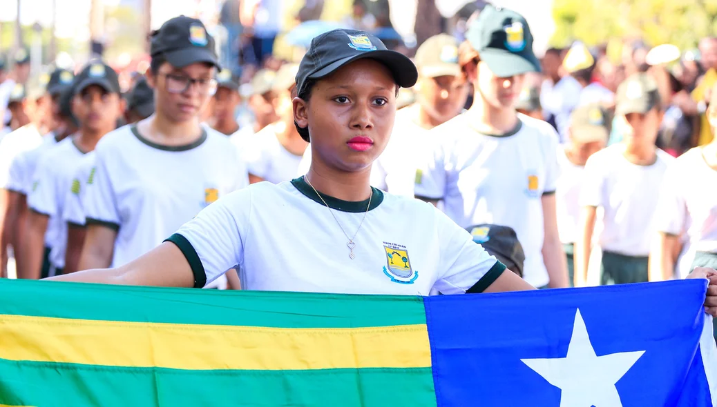 Jovem carrega bandeira do Piauí