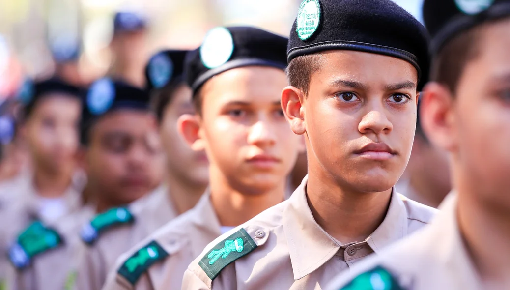 Jovens participam do desfile 7 de Setembro