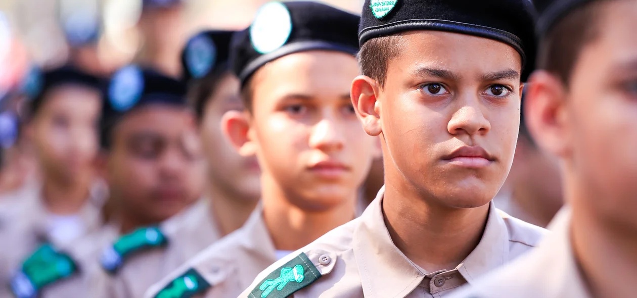 Jovens participam do desfile 7 de Setembro