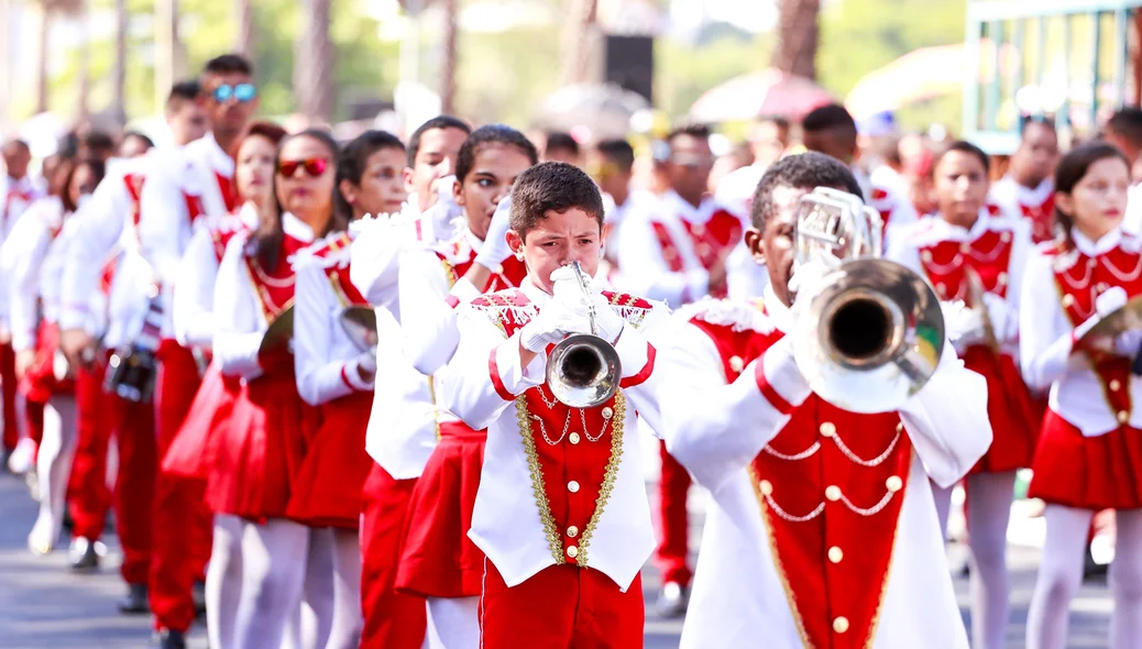 Jovens tocando instrumentos musicais durante o desfile