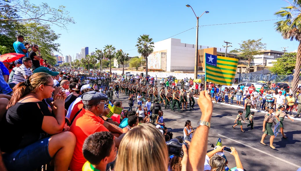 Público compareceu ao desfile