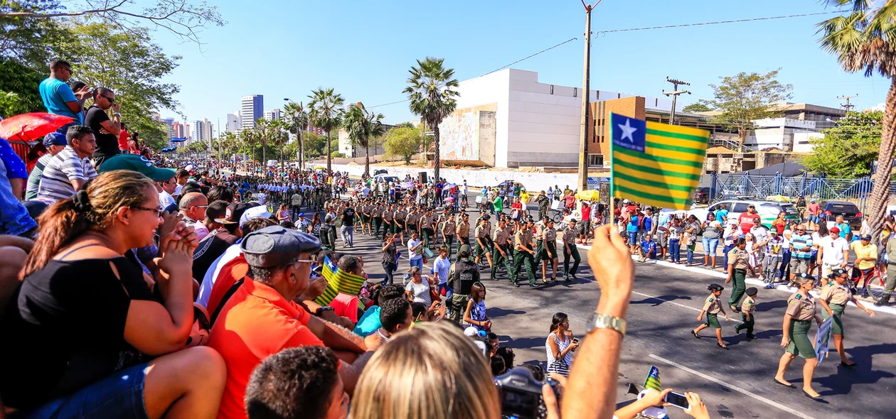 Público compareceu ao desfile