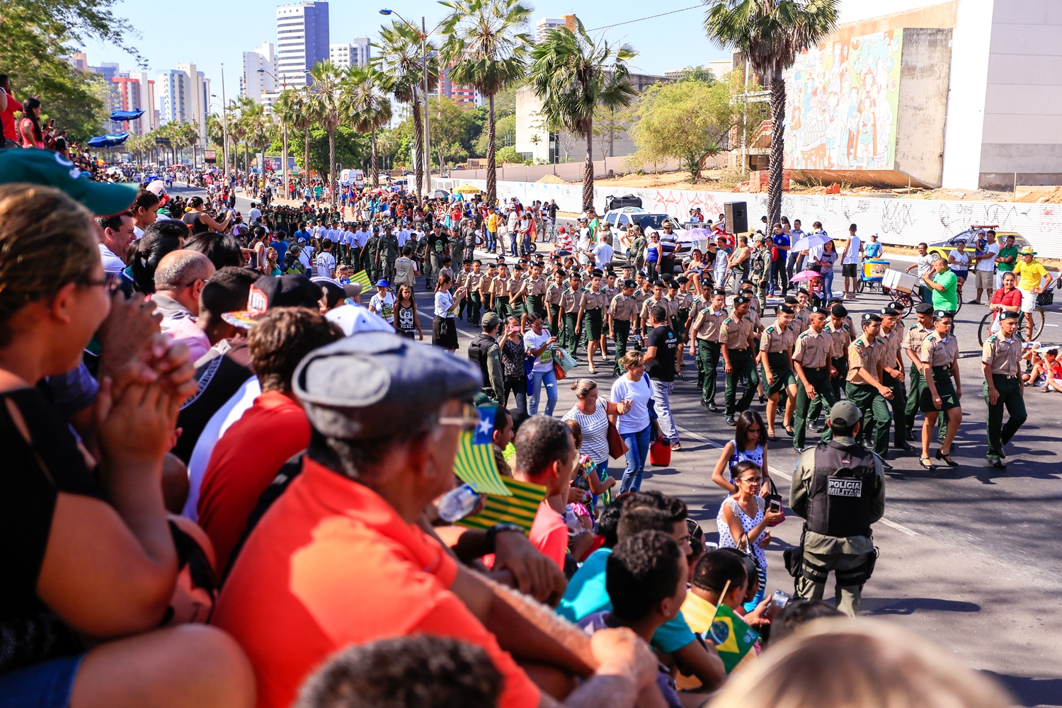 Público perstigiam desfile dos pelotões