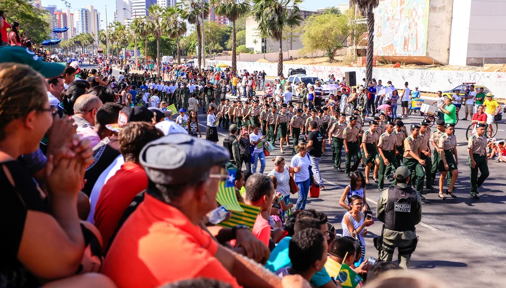 Público perstigiam desfile dos pelotões
