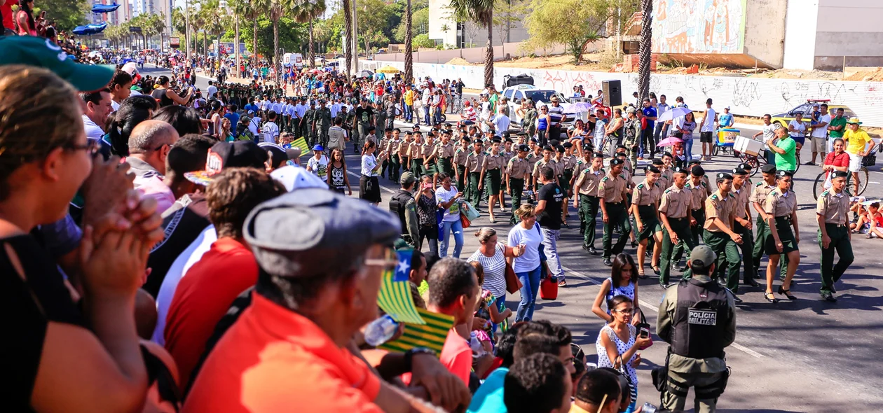 Público perstigiam desfile dos pelotões