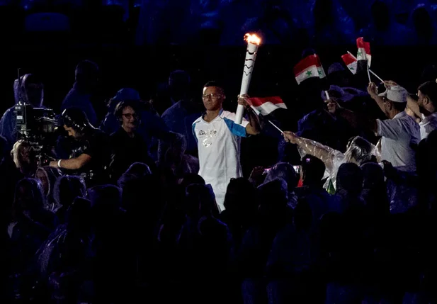 Antônio Delfino carrega tocha no Maracanã