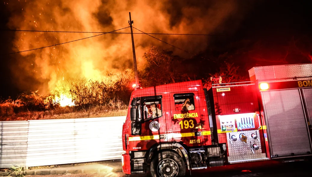 Bombeiros chegando ao local do incêndio, no terreno do shopping Rio Poty
