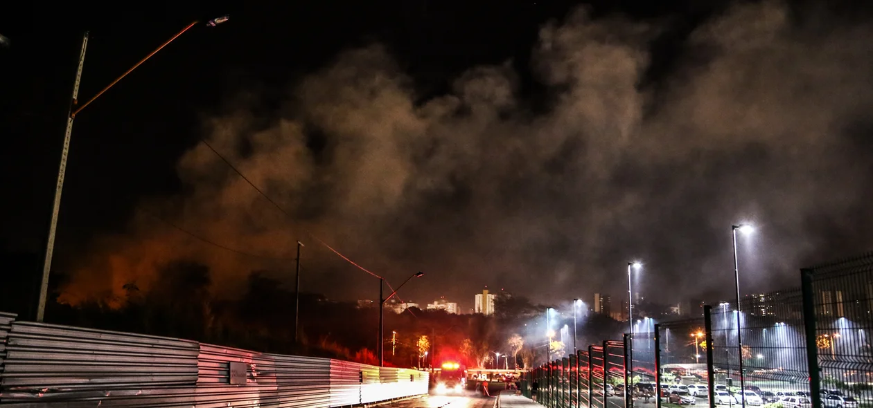 Bombeiros combatendo o incêndio no terreno do shopping Rio Poty