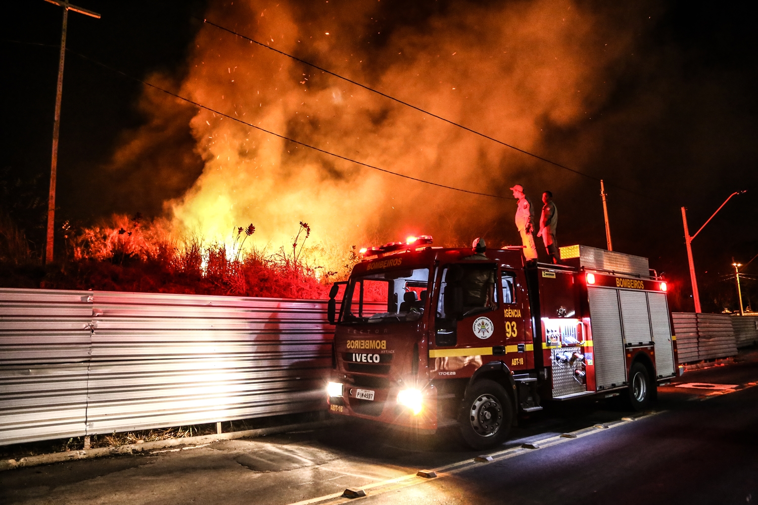 Incêndio no terreno do shopping Rio Poty em Teresina