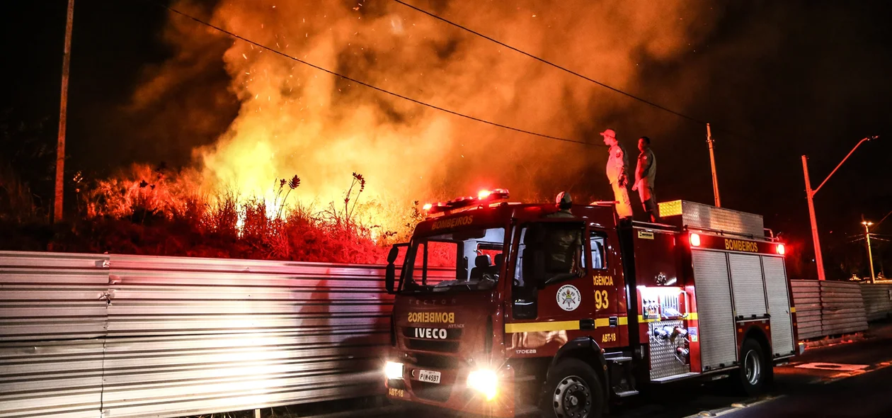 Incêndio no terreno do shopping Rio Poty em Teresina