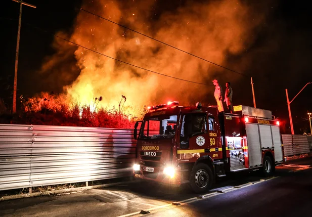 Incêndio no terreno do shopping Rio Poty em Teresina