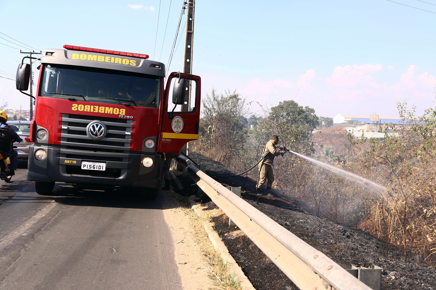 Bombeiros tentando conter o fogo