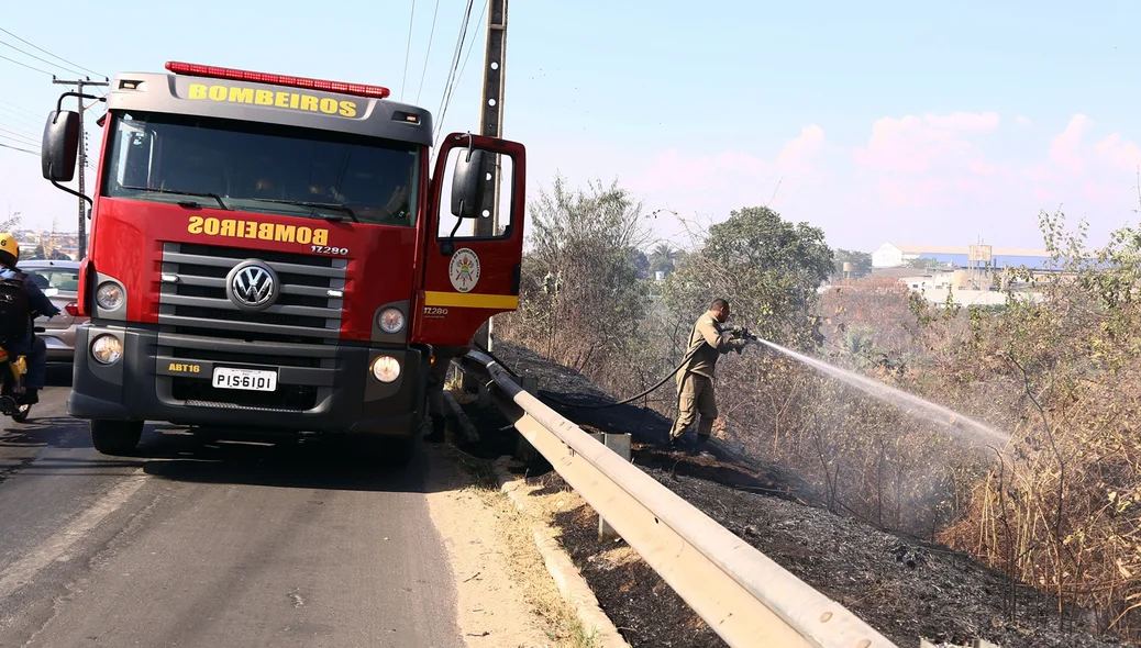 Bombeiros tentando conter o fogo