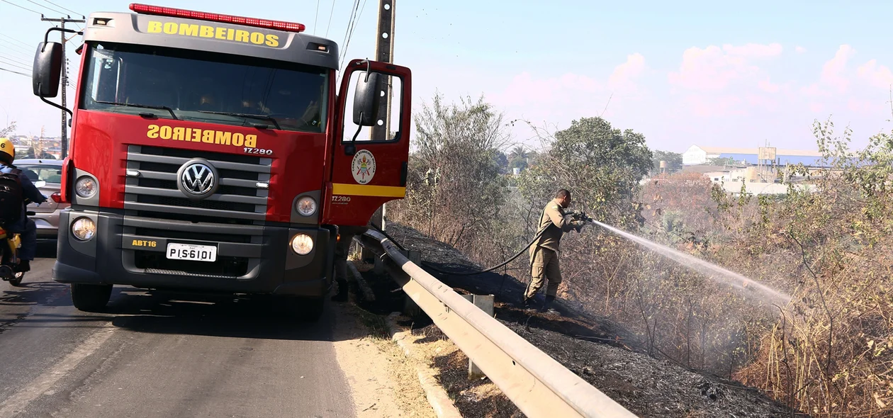 Bombeiros tentando conter o fogo
