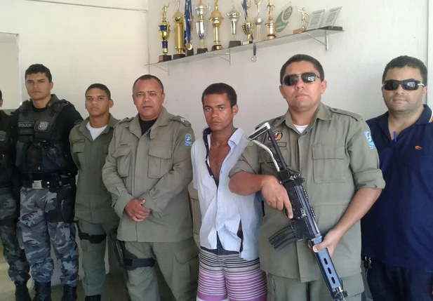 Carrapicho preso em Simões