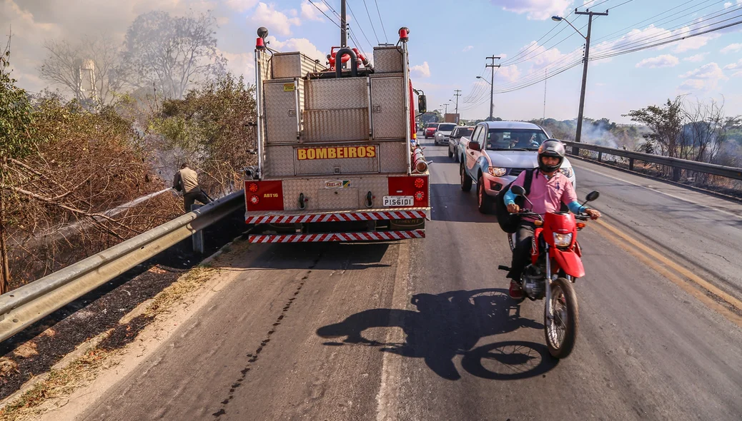 Fogo em matagal atinge BR 343 em Teresina e atrapalha motoristas