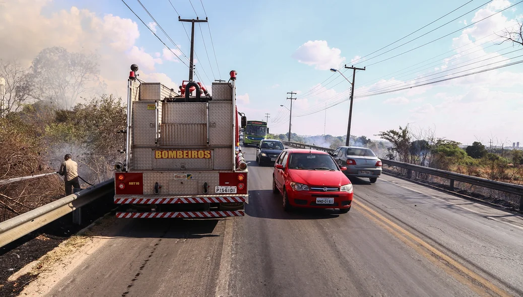 Fogo em matagal atinge BR 343 em Teresina e atrapalha o Trânsito 