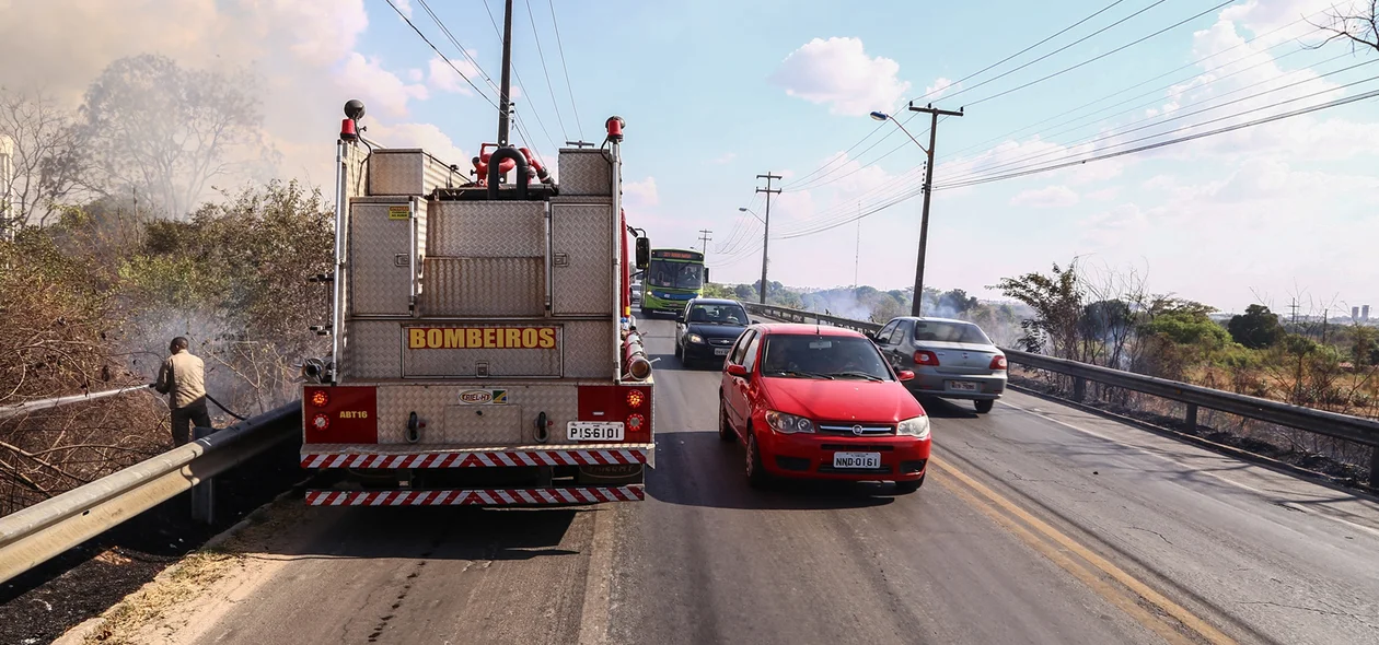 Fogo em matagal atinge BR 343 em Teresina e atrapalha o Trânsito 