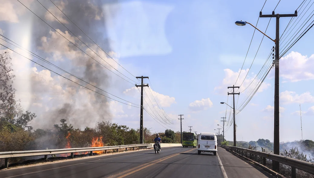 Fogo nas proximidades da BR 343 em Teresina 