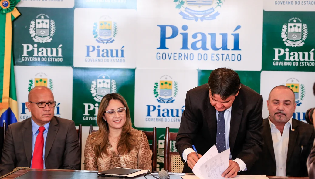 Governador assina termo