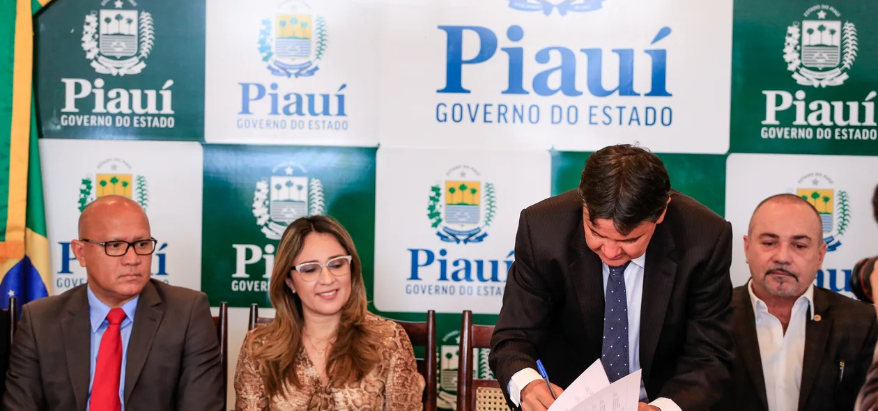 Governador assina termo