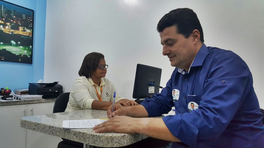 Gustavo Henrique assina termo de compromisso