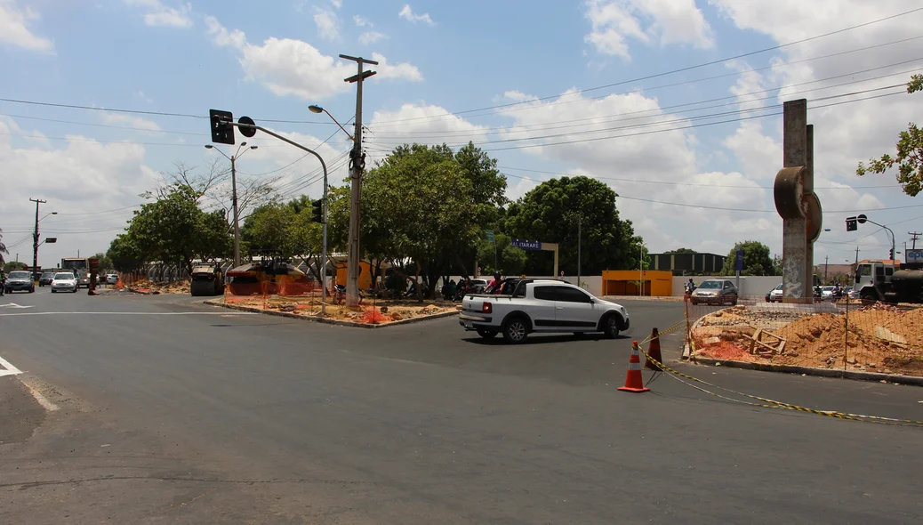 Movimento de carros nas proximidades da Ponte 