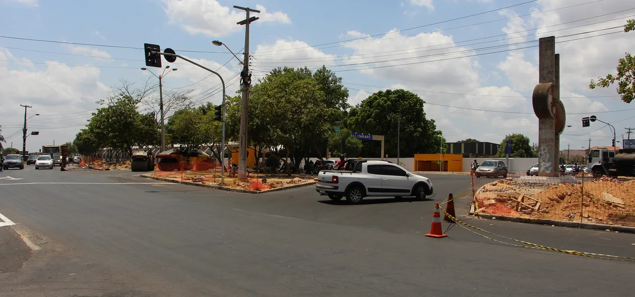 Movimento de carros nas proximidades da Ponte 