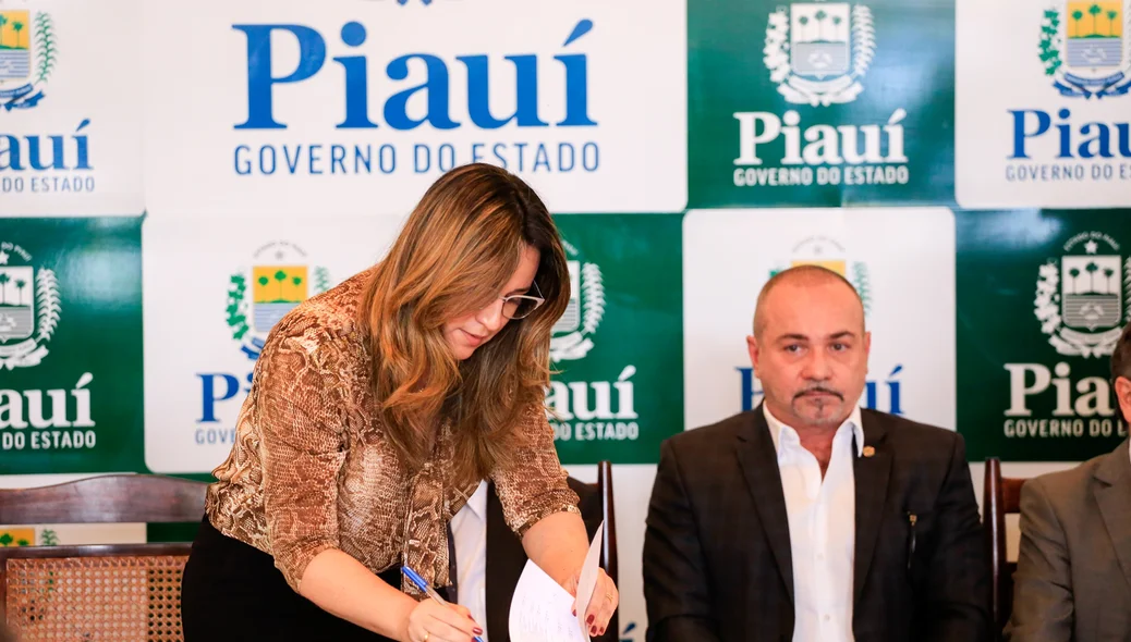 Secretária assina termo