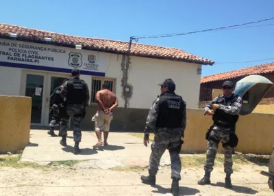 Acusado dando entrada na central de flagrantes sob forte escolta
