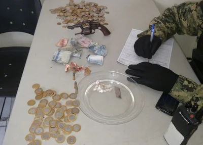 Foi apreendido arma, munição, dinheiro e drogas