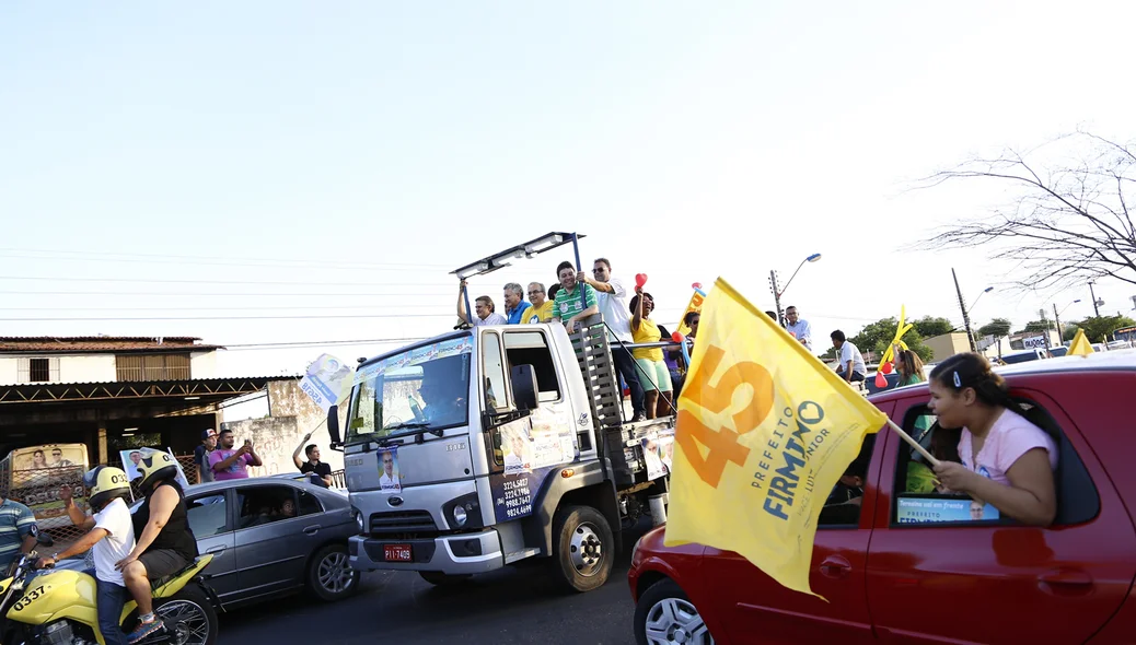 Carreata Firmino Filho na avenida Gil Martins  