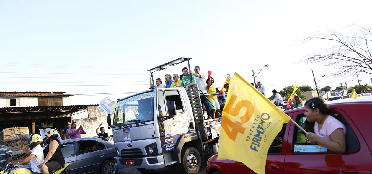 Carreata Firmino Filho na avenida Gil Martins  