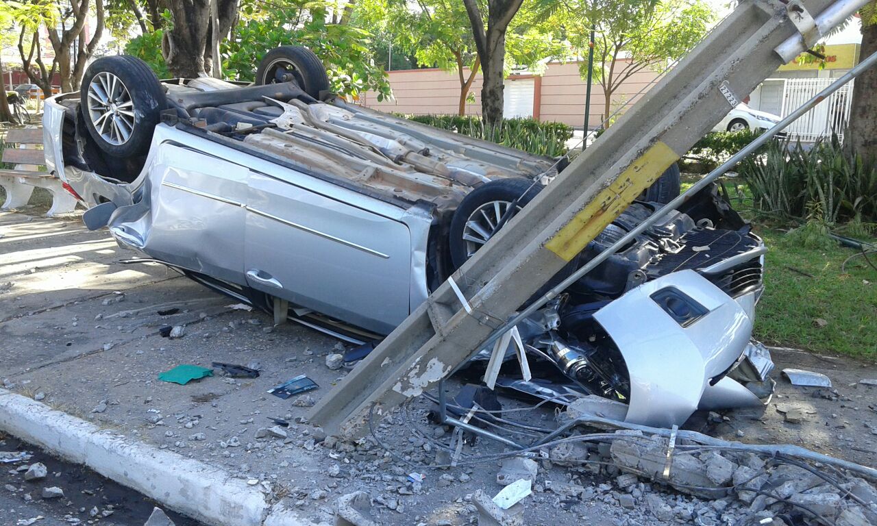 Carro ficou destruído