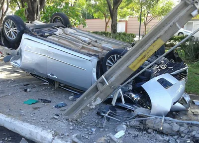 Carro ficou destruído