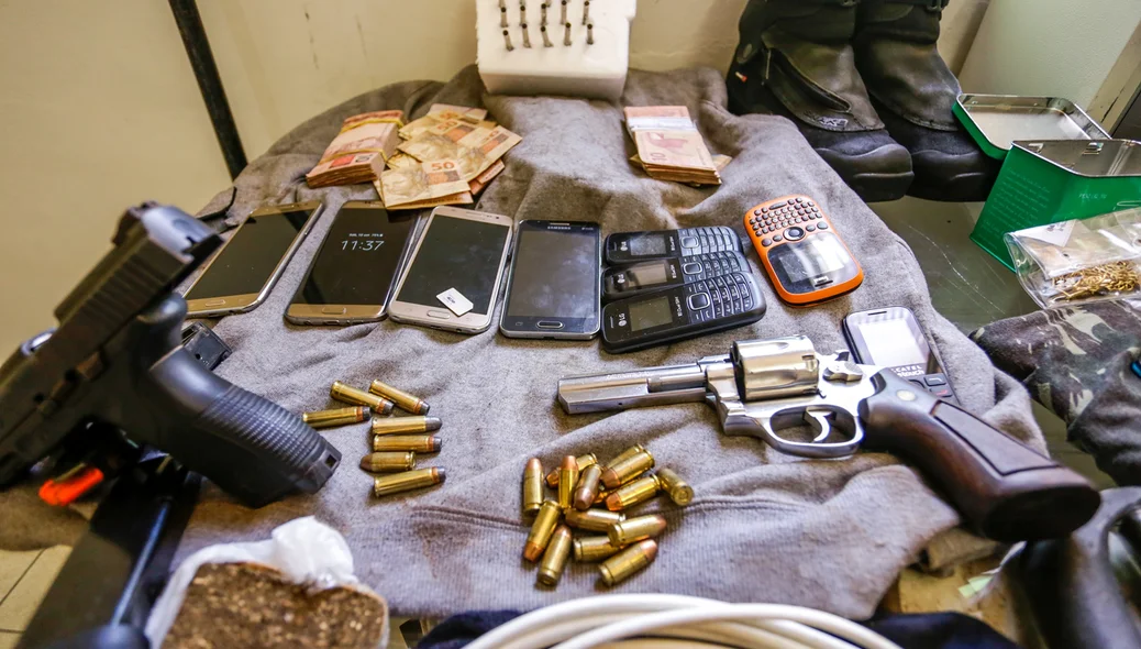 Celulares, Armas e munições apreendidas na operação