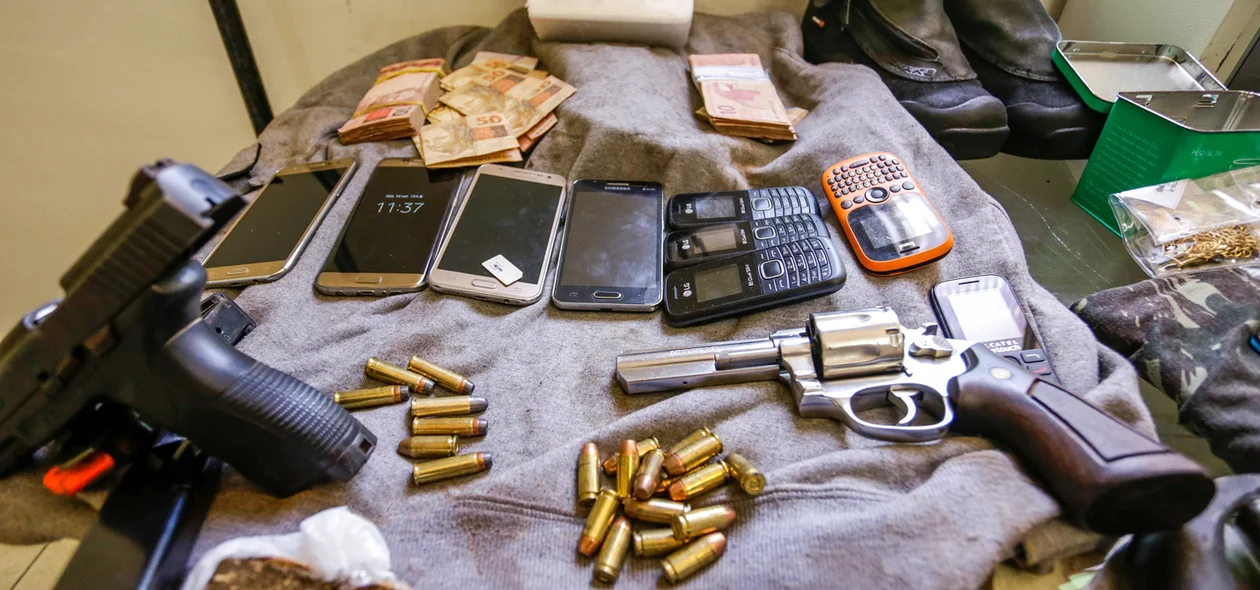 Celulares, Armas e munições apreendidas na operação